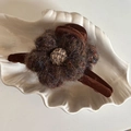 Detailansicht der dunkelbraunen Plüschblumen-Haarklammer mit kariertem Muster in der Mitte - Kaffee Strickblumen-Haarklammer