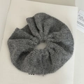 Nahaufnahme von dunkelgrauem Strick-Haargummi mit weicher Mohair-Textur und Volumen - Grau