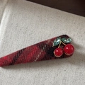 Barrette à cheveux à carreaux rouges avec perles cerise et détails de cristaux verts - Triangle Cerise Plaid Rouge Barrette