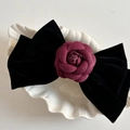 Fermaglio per capelli con rosa di Damasco e fiocco di velluto nero con perla retrò - Fiocco Nero Fiore Rosso