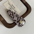 Dettaglio di un fermaglio per capelli in tessuto a fiori con perla e moneta dorata - Stile Floreale Triangolo Perla