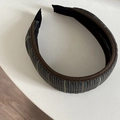 Dettaglio di un cerchietto in tessuto a quadri marroni con trama vintage e fodera interna - 3# Stile A Strisce Verdi Cachi (Cerchietto)