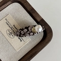 Fermaglio vintage in tessuto floreale marrone con perla grande su vassoio in legno - Stile Floreale Ovale Perla