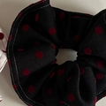 Elastico per capelli retrò nero a pois rossi con cuciture a contrasto bianche - Scrunchie Nero A Pois Rossi