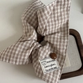 Nahaufnahme eines braun-weiß karierten Haargummis mit Bärenetikett und Vintage-Knopf - Rosa Kariertes Haargummi Mit Kaffeebrauner Perle (5#)