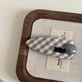 Makroaufnahme einer Vintage-Haarklammer mit Karomuster und grauer Perle auf Leinen - Blauer Karierter Clip Mit Grauer Perle (10#)