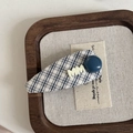 Detailansicht einer blau karierten Stoff-Haarspange mit marineblauer Kugel auf Holz - Blauer Karierter Clip Mit Blauer Perle (11#)