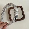 Detail eines karierten Stoff-Stirnbands mit grauem Ornament und schwarzen Spiral-Akzenten - Grüner Karierter Haarreif Mit Grauer Perle (12#)