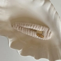 Süße beige Cord-Haarspange mit goldener Metallplatte und Love is Forever Gravur - Cremeweiß Wassertropfen-Stil