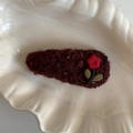 Vintage dunkelbraune Strick-Haarspange mit detaillierter roter Blumenstickerei - Burgunderrot