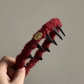 Französisches tiefrotes Strickstirnband mit schwarzen Zacken und goldenem Logo-Etikett - Roter Flauschiger Stil