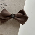 Barrette à nœud gris élégante en laine avec cristal vintage et détails en strass - Clip à Cheveux Nœud Kaki Strass