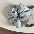 Elegante elastico grigio con ricamo di camelia 3D e delicate perle bianche applicate - Stile Fiore / Blu
