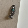 Dettaglio del fermaglio per capelli in argento con perla turchese e nappe decorative - Perla Artificiale Bianca Pietra Blu Ciondolo Corto