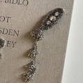 Dettaglio di orecchini vintage in argento con nappe di zirconi e campanelli jhumka - Fermaglio con Tre Strass Bianchi Nappa Lunga