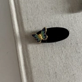 Dettaglio macro del fermaglio per capelli a farfalla in velluto blu con bordi dorati - Fermaglio a Farfalla Ovale Nero