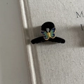 Fermaglio vintage in velluto con farfalla blu e oro su uno sfondo di libro decorativo - Pinza a Artiglio Farfalla Floccata Nera