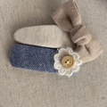 Detail von handgemachten Haarclips in Blau und Beige mit Spitze und Holzknöpfen - Weißer Tropfen Schleife Blaues Quadrat