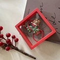 Coffret de chouchous de Noël avec ours brun et sapin dans une boîte rouge festive - Élastique à Cheveux Ours de Noël / Ensemble de 3