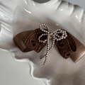 Fermaglio vintage in raso marrone con pizzo e dettaglio farfalla in perle - Clip con Fiocco Cachi