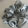 Elegante zilveren satijnen scrunchie met geplooide textuur en parelglans voor dames - Cyaan