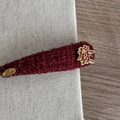 Dettaglio fermaglio in tweed rosso con targhetta dorata Love e carattere cinese Fa - Fermaglio a Goccia Rosso (Fortuna)