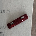 Dettaglio macro del fermaglio in tweed con fiocchi d'argento e strass rossi a ciliegia - Fermaglio Quadrato Rosso Decoro Ciliegia