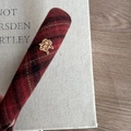 Fermaglio per capelli scozzese rosso con carattere dorato per il Capodanno - Fascia Tartan Rossa (Fortuna)