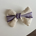 Détail d'une pince à cheveux avec nœud en dentelle violette et charme en métal gravé Love - Pince Nœud Violet avec Dentelle Blanche (10#)
