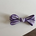 Détail d'un nœud à cheveux violet clair avec passepoil violet foncé et breloque en métal - Pince à Cheveux Nœud Violet (9#)