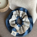 Détail d'un chouchou bleu avec broderie en dentelle et étiquette de nœud faite à la main - Scrunchie Bleu avec Dentelle Blanche (6#)