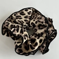 Dettaglio dell'elastico per capelli con stampa leopardata e finitura del bordo nero - 1# Grande Leopardato Grigio Bordo Nero