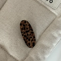 Macro scatto del fermaglio per capelli ovale con stampa leopardata e bordi lisci - Dark Leopard Print Oval Hair Clip