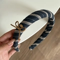 Dettaglio del cerchietto in tessuto a righe con fiocco scamosciato marrone e ciondolo - Fascia con Fiocco / 1# Righe Blu Marino