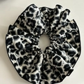 Detailaufnahme eines übergroßen Scrunchies mit Leopardenmuster und feiner schwarzer Paspel - Weiß Grün Leopardenmuster