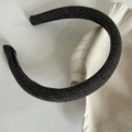 Dettaglio del cerchietto in tweed grigio scuro con etichetta fatta a mano e trama tessuta - Cerchietto Nero