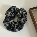 Detailaufnahme eines karierten Haargummis mit weicher Flanelltextur für Winterfrisuren - 4# Schwarz-grün Kariertes Scrunchie