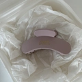 Dettaglio di un fermaglio per capelli opaco malva con scritta dorata Barrette La France - Mezzo Arco (8#) / Rosa