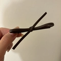 Vista detallada de la pinza para el pelo con lazo de cuero sintético marrón oscuro y clip - Caqui (1#)
