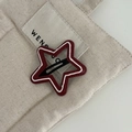 Detalle de una pinza para el pelo con forma de estrella granate y borde blanco en lona - Pinza de Estrella Rojo Vino con Rayas Blancas (4#)