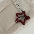 Primer plano de una pinza para el cabello en forma de estrella de cuero rojo oscuro - Pinza de Estrella Rojo Vino con Lunares Blancos (2#)