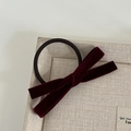 Dettaglio dell'elastico per capelli con fiocco in velluto bordeaux e laccio nero elastico - Elastico Capelli Fiocco Floccato Rosso