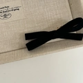 Dettaglio di un fiocco per capelli in velluto nero con accento in metallo dorato vintage - Fermaglio con Fiocco Floccato Nero
