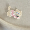 Dettaglio del fermaglio a forma di gatto in crema perlato e rosa su tessuto di lino - Stile Gatto Giallo Vestiti Rosa (2#)