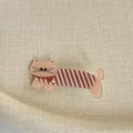 Dettaglio del fermaglio per capelli a gatto con maglione a righe rosse e sciarpa - Stile Gatto Righe Caffè Bianco (4#)