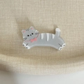 Vue macro d'une barrette chat grise pailletée avec nœud rose sur fond en lin beige - Style Chat Gris (6#)