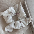 Chouchou rétro crème avec motif floral violet et tissu texturé effet froissé - Fleur Violette