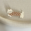 Gros plan d'une pince à cheveux chat en caramel et beige avec pois et paillettes - Style Chat Pois Café Blanc (7#)