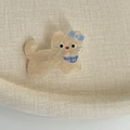 Détail d'une pince à cheveux chat en acétate sur un tissu beige doux et texturé - Style Chat Écharpe Bleue (9#)