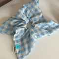 Dettaglio scrunchie a quadretti blu con bottone blu ed etichetta handmade in tessuto - Quadretti Blu Bianco